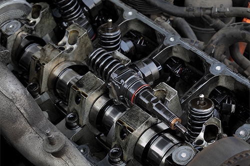 现代柴油机维修细节，气缸盖喷油器与凸轮轴的特写